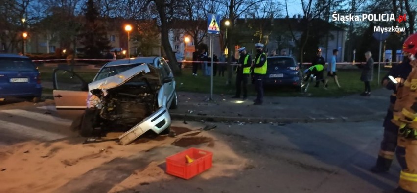 Wypadek w Myszkowie. Zderzenie dwóch samochodów, 2 osoby ranne. Zostały przetransportowane do szpitala śmigłowcem LPR