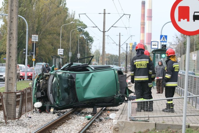 Na Włókniarzy samochód wpadł na torowisko