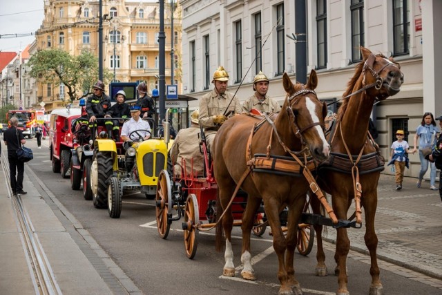 Przemarsz wiódł ulicami Gdańską, Mostową i zakończył się na Starym Rynku. Kolumnę prowadził zabytkowy wóz strażacki z zaprzęgiem konnym.