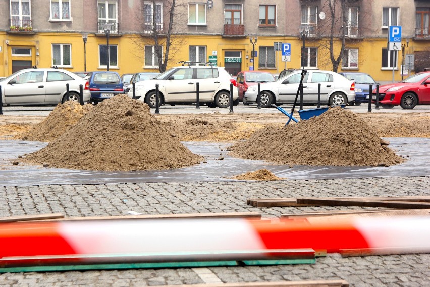 Montaż lodowiska przed Urzędem Miasta w Sosnowcu [ZDJĘCIA]