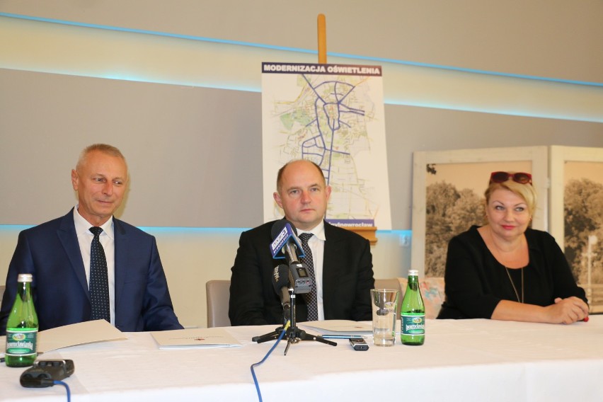 W Inowrocławiu stanie się jaśniej - miasto podpisało umowę z Urzędem Marszałkowskim na oświetlenie