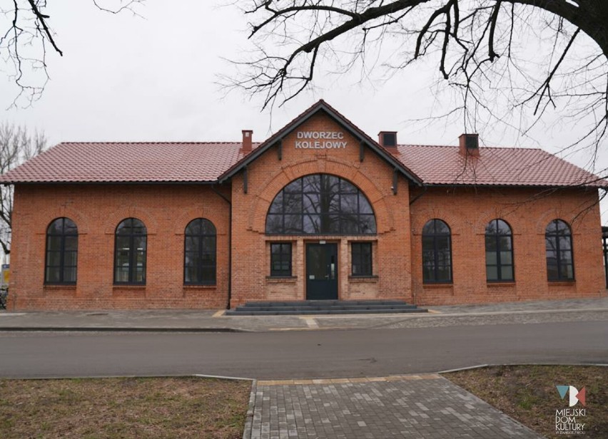 Budynek dworca PKP w Zduńskiej Woli i jego otoczenie...