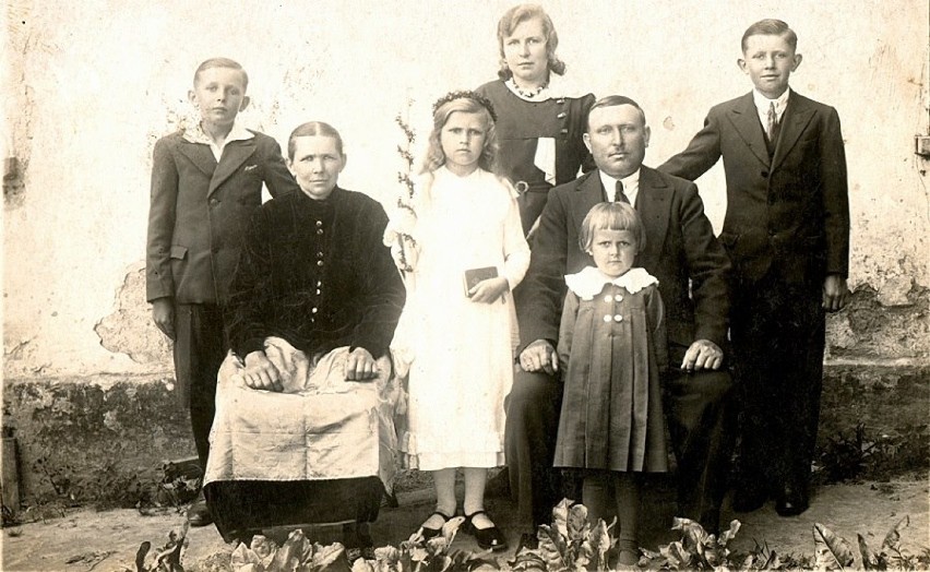 Na zdjęciach Maria Chorowska oraz jej rodzina