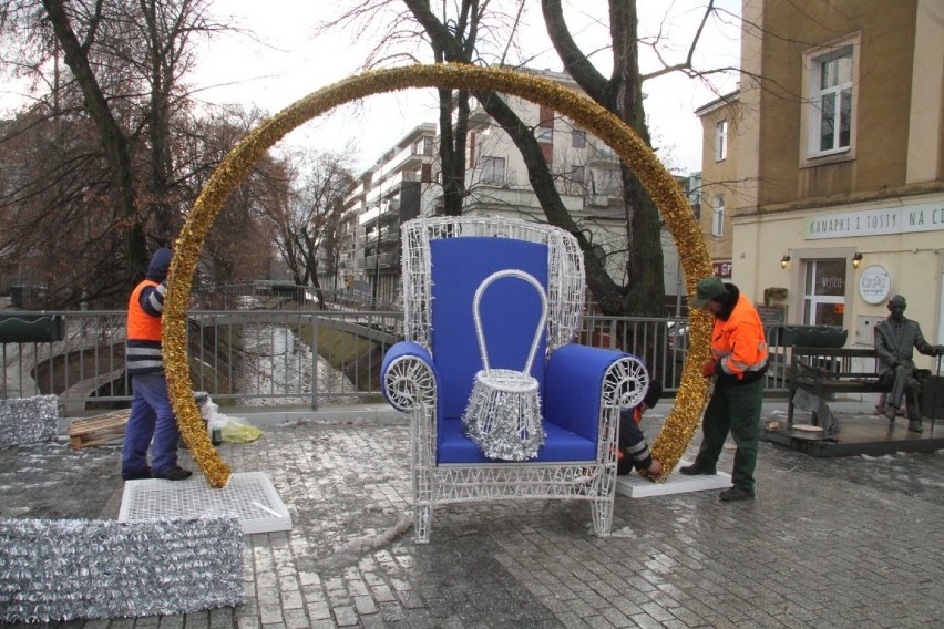 Świąteczny, podświetlany fotel już zdobi Kielce (WIDEO, ZDJĘCIA)