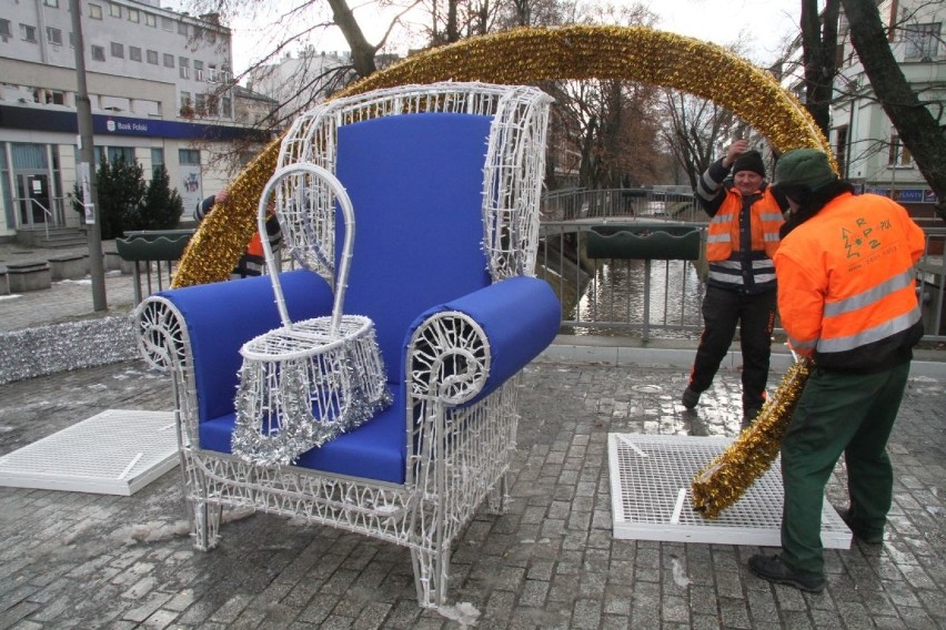 Świąteczny, podświetlany fotel już zdobi Kielce (WIDEO, ZDJĘCIA)