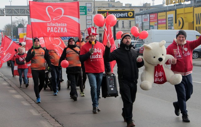 Dziś (sobota) w samo południe zabrali się grudziądzcy wolontariusze "Szlachetnej Paczki". Przeszli z plant przy alei 23 Stycznia, aby w marszu ulicami miasta propagować akcję ludzi dobrej woli.