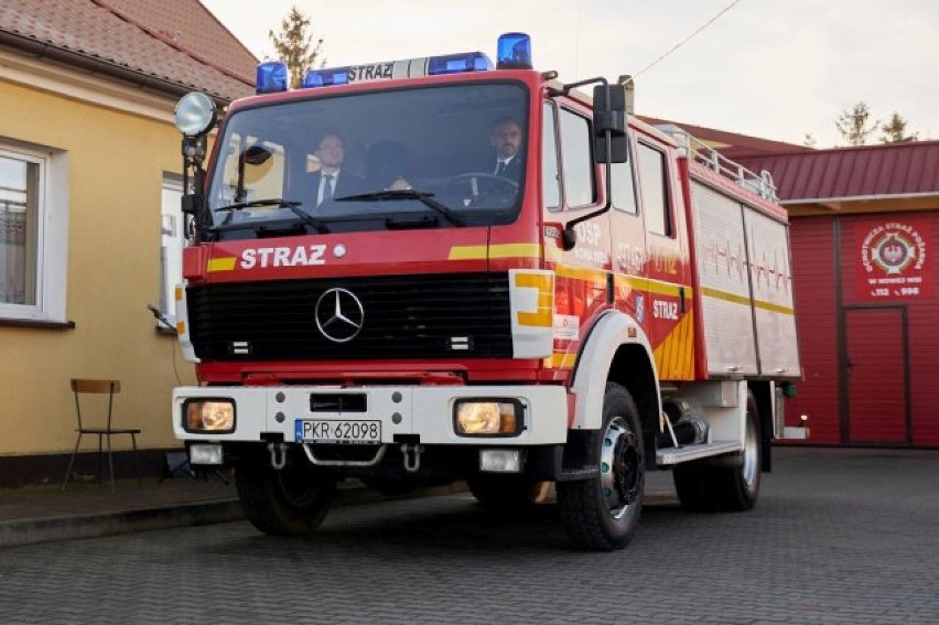 OSP Nowa Wieś otrzymała średni samochód ratowniczo-gaśniczy Mercedes-Benz 1222 AF [ZDJĘCIA]