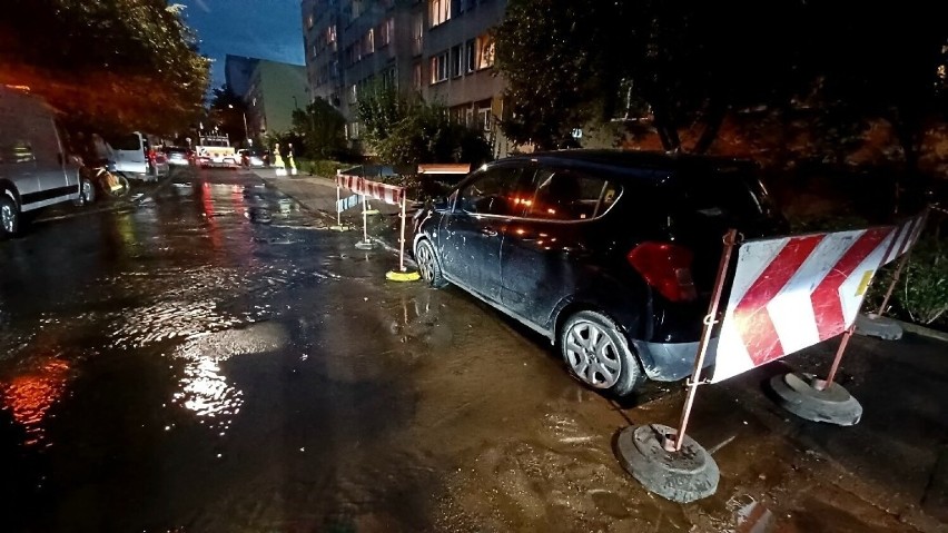 Awaria wodociągowa. Woda zalała ulicę Lubińską na...