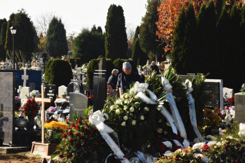 Tłumy na oleśnickich cmentarzach. Bliscy porządkują groby zmarłych, zapalają znicze (ZDJĘCIA)