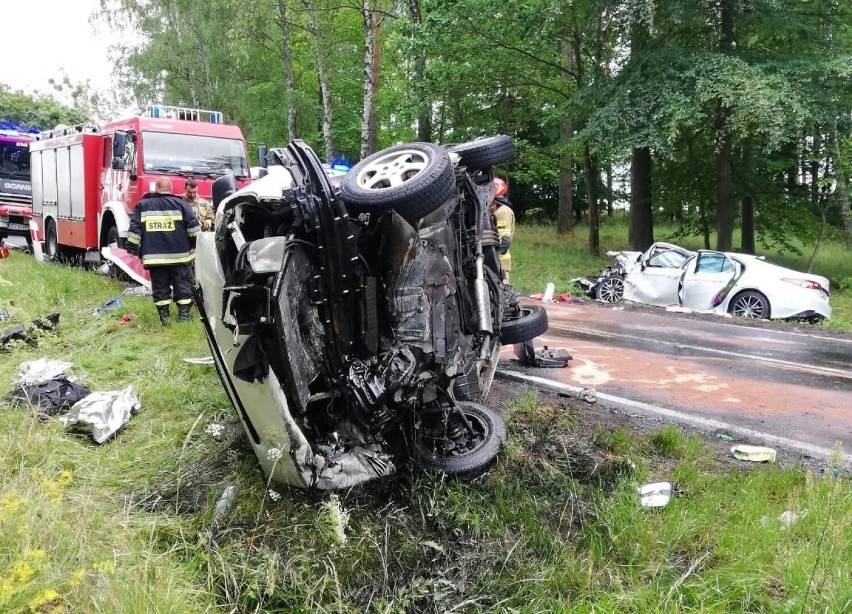 Wypadek w Kleśniku,  10.07.2022 (powiat człuchowski). 10 osób poszkodowanych. Pomagają trzy śmigłowce LPR. DK 25 zablokowana!