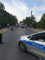 Wypadek na ul. Nowowiejskiej w Tomaszowie Maz. Zderzyli się motocyklista z rowerzystą, oboje trafili do szpitala [ZDJĘCIA]