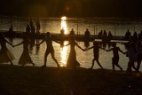 Noc Świętojańska na plaży Jeziora Mierzyńskiego pod Międzychodem, czyli początek lata w Krainie Stu Jezior