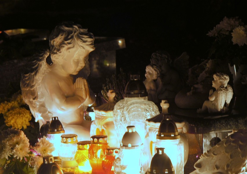 1 listopada na cmentarzu komunalnym w Zielnej Górze (noc)