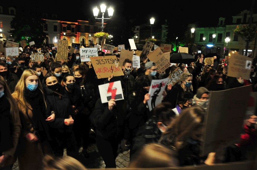 Strajk kobiet w Krośnie. Protest na Rynku zgromadził tysiąc osób [ZDJĘCIA]