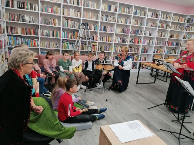 Lekcja biblioteczna w bibliotece w Żelaźnie z okazji Międzynarodowego Dnia Muzyki