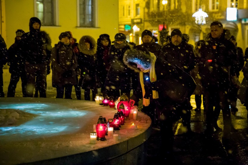 Białostoczanie solidarni z Gdańskiem. Światełko do nieba pamięci prezydenta Pawła Adamowicza [zdjęcia]