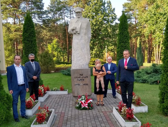 Przy pomniku  pułkownika Stanisława Dąbka  przy Centrum Edukacji Zawodowej w Stalowej Woli