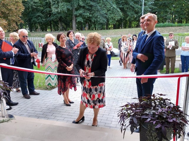 Wśród  osób otwierających wyremontowaną siedzibę biblioteki była jej długoletnia dyrektor Barbara Rożek.  Z prawej Wojciech Dumin, obecny dyrektor.
