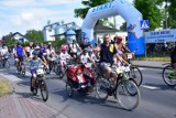 Rodzinny Rajd Rowerowy "Rowerem przez Pałuki" 2023. Ze Żnina w 30-kilometrową trasę wyruszyło kilkaset osób [zdjęcia,wideo]