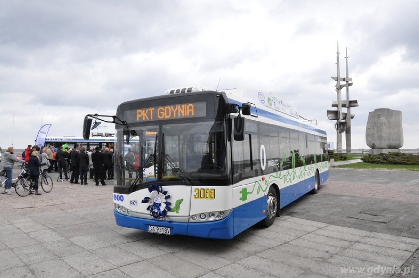 Trolejbusy w Gdyni z gniazdem USB. Akcja  "Dzielimy się energią"
