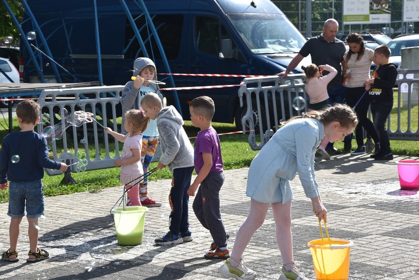 Chodzież. Bańki przy jeziorze. Mydlany plac zabaw