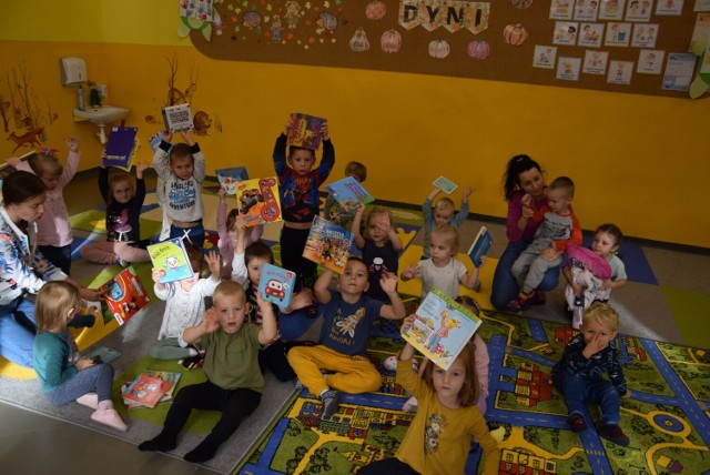 W głuchołaskiej Szkole Podstawowej nr 1 do jednoczesnego czytania zasiadło ponad 350 osób, uczniów i dorosłych.