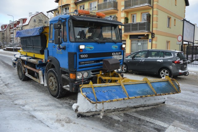 Trwające z przerwami przez kilka poniedziałkowych godzin intensywne opady śniegu spowodowały trudne warunki dla kierowców, ale także dla pieszych poruszających się po ulicach Lęborka.