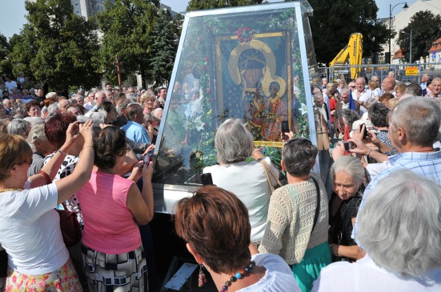 Ikona peregrynująca z Władywostoku do Fatimy w łódzkiej katedrze.