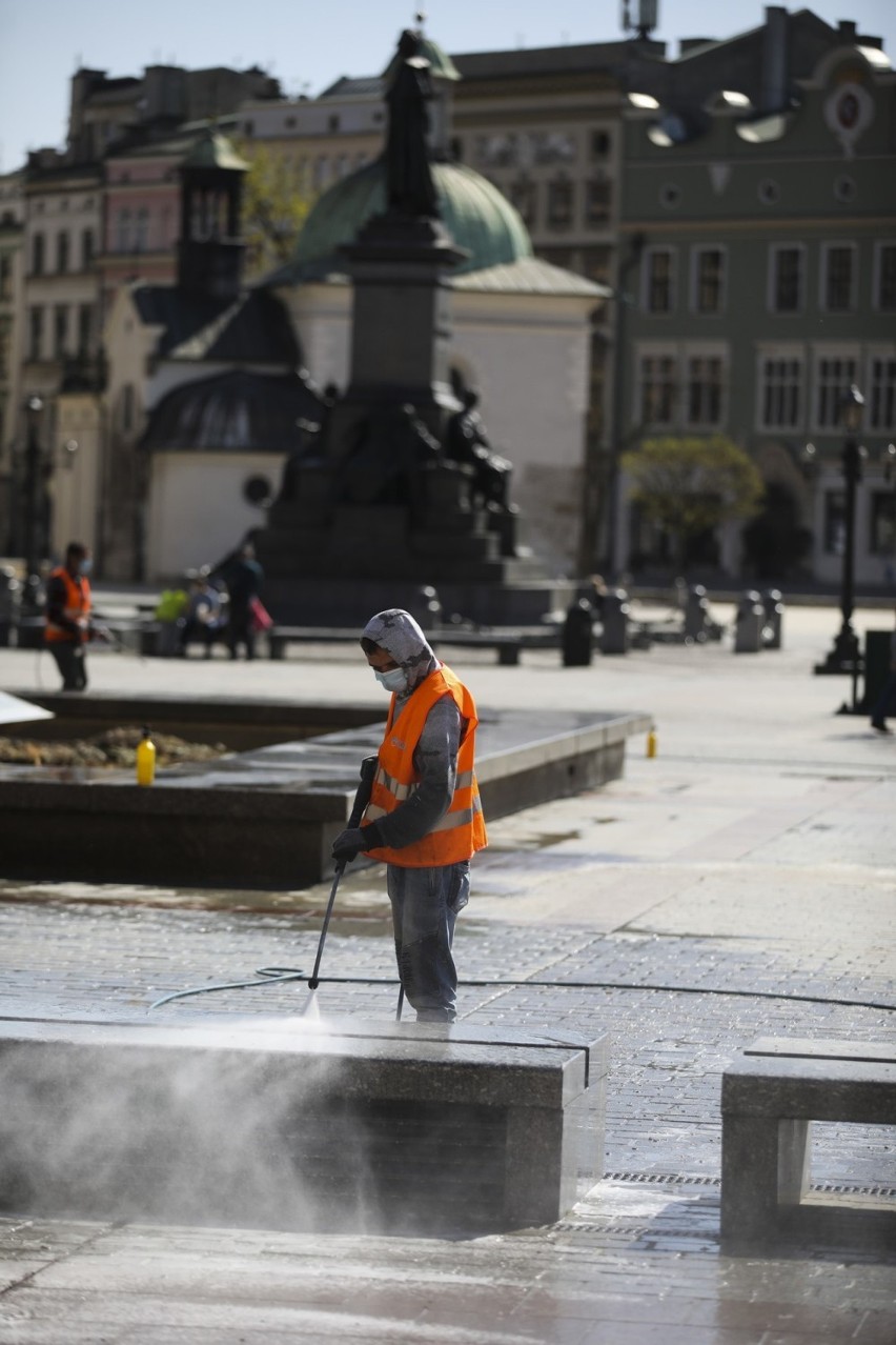 Kraków. Wiosenny, ciepły weekend w mieście: ludzie w maskach, a w tle służby dezynfekujące ulice [ZDJĘCIA]