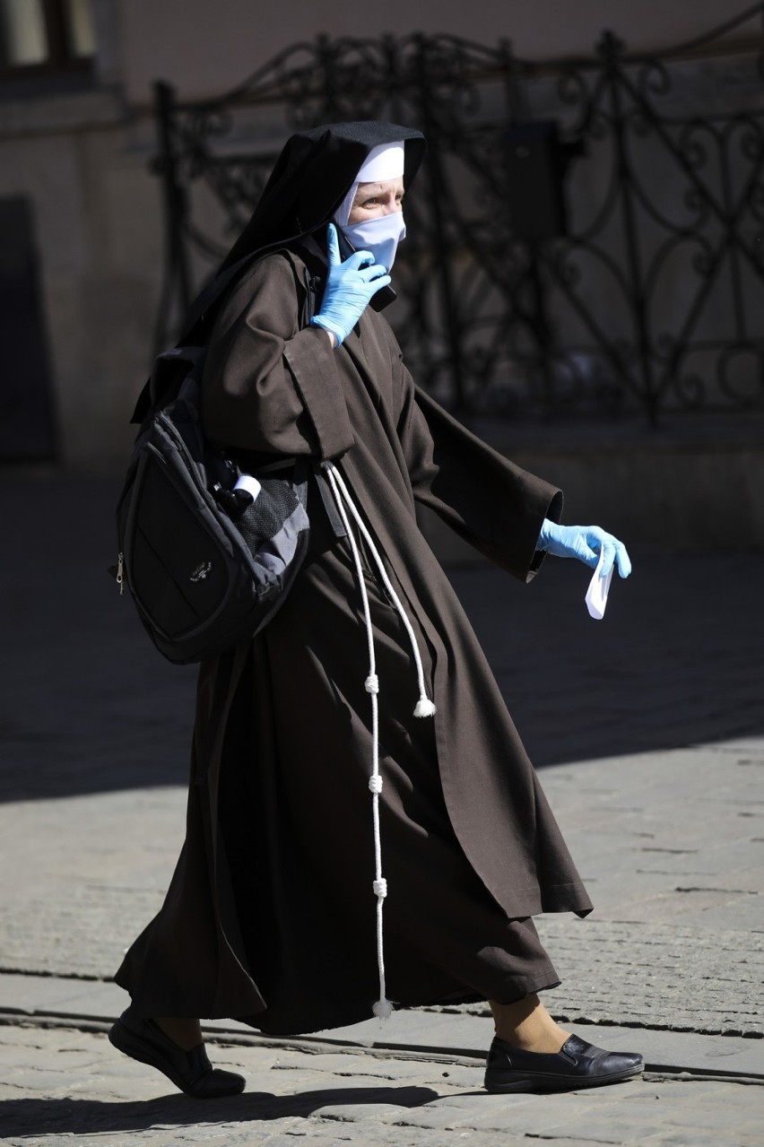 Kraków. Wiosenny, ciepły weekend w mieście: ludzie w maskach, a w tle służby dezynfekujące ulice [ZDJĘCIA]