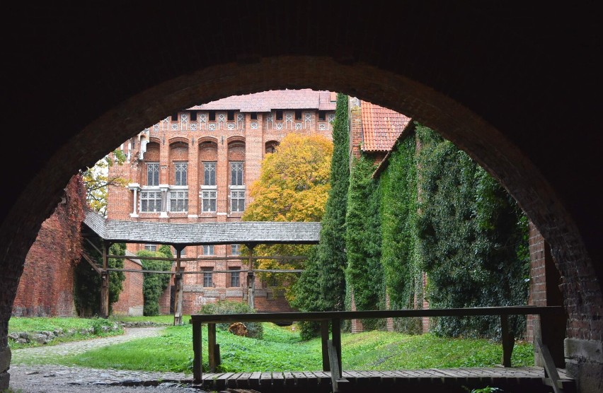 Malbork. Zamek w jesiennej szacie. Warto przejść się "Trasą zieloną" o tej porze roku