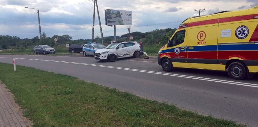 Wyprzedzając na zakręcie zderzył się z trzema samochodami - jechał na podwójnym gazie