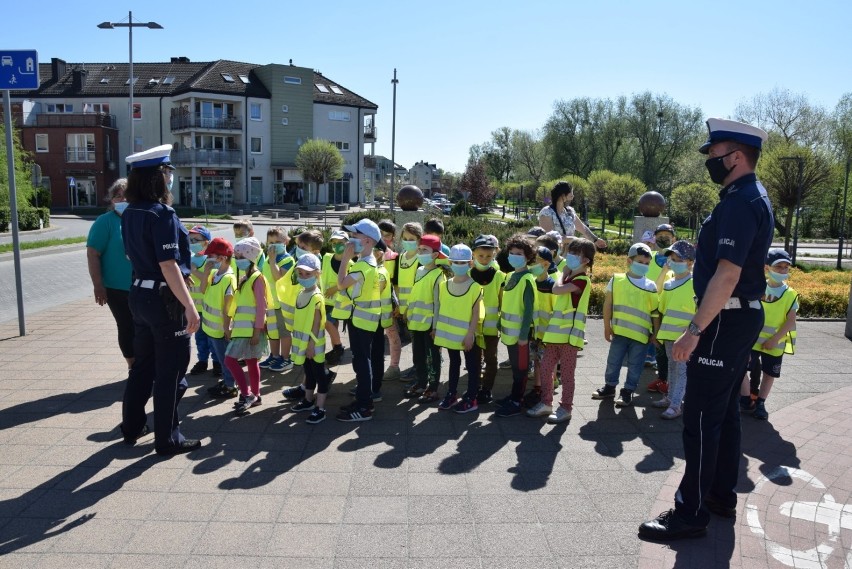 Przedszkolaki z Pruszcza podczas warsztatów uczą się bezpieczeństwa na drodze |ZDJĘCIA