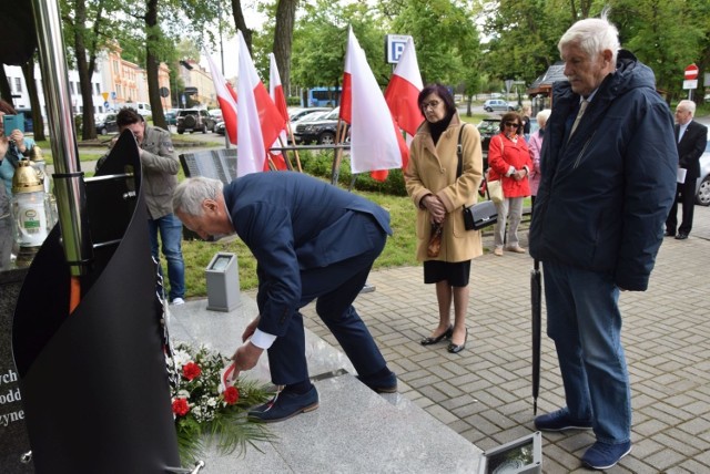 Dzieci Sybiru składają hołd matkom, które w tak ekstremalnych warunkach musiały opiekować się dziećmi. Tylko dzięki matkom, tu jesteśmy  pod pomnikiem.