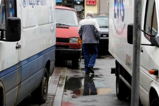 1,5 metra - taka szerokość chodnika bezdyskusyjnie należy się pieszym. Tak mówią przepisy. Innego zdania jest niestety wielu z gdańskich kierowców, którzy bezlitośnie tarasują przejścia w historycznym centrum miasta. Nasz Internauta wydał wojnę takim "piratom chodnikowym".

Czytaj też: Zmiany zasad ruchu i parkowania na Głównym Mieście w Gdańsku budzą kontrowersje

- W centrum Gdańska, przy hali targowej, mieszkam od powrotu z dłuższego pobytu za granicą. Wprowadziłem się tu na początku roku i  zauważyłem, że kierowcy niemal codziennie zastawiają chodniki. To bardzo utrudnia życie, zwłaszcza osobom niepełno-sprawnym czy matkom z małymi dziećmi. W styczniu spotkałem się w tej sprawie z komendantem Straży Miejskiej panem Leszkiem Walczakiem, który zapewnił mnie, że strażnicy zwracają uwagę na takie wykroczenia i zachęcił  do zgłaszania tego typu przypadków. Niestety, nie na każde zawiadomienie strażnicy przyjeżdżają, a chodniki przy ulicach Straganiarskiej czy Słomianej w weekendy zmieniają się w parkingi - denerwuje się pan Wojciech