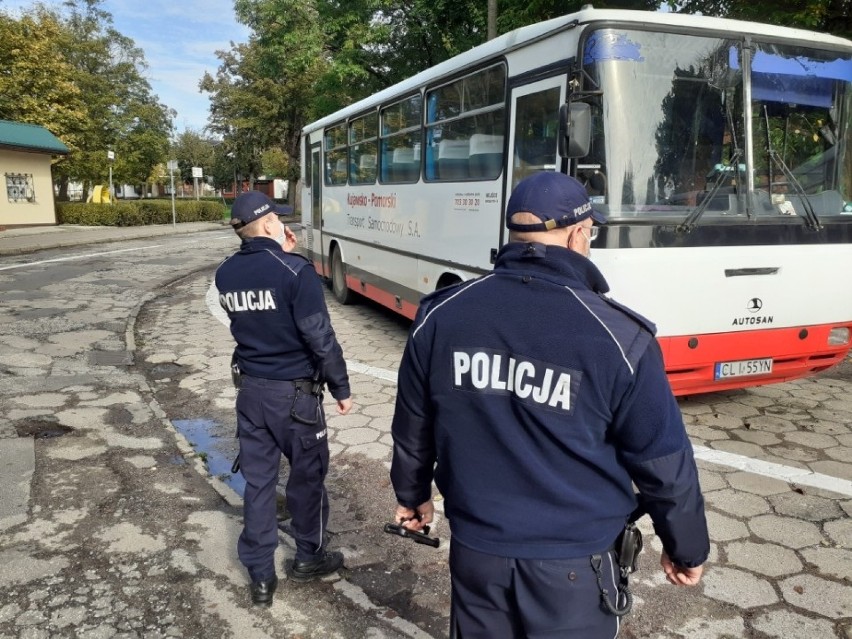 Policjanci sprawdzają czy obowiązujące nakazy i obostrzenia...