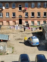 Lębork. Staną przed sądem za naruszenie nietykalności cielesnej sąsiadki z Sienkiewicza 