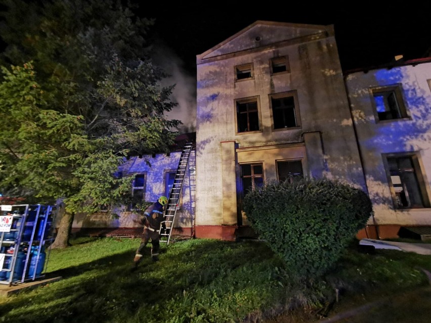 AKTUALIZACJA. Tragiczny pożar w Smażynie (gmina Linia). Ludzie skakali z okien. 4 osoby ranne, jedna nie żyje | ZDJĘCIA