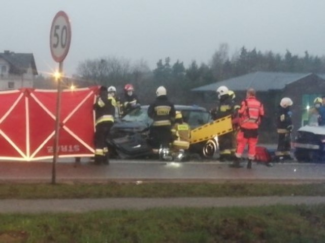 Wypadek w Glinczu na DK nr 20. W niedzielę 13.12.2020 r. po godz. 15 zderzyły się 3 samochody osobowe