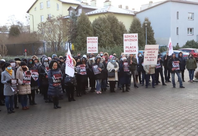 Przed rektoratem UTH w Radomiu odbyła się pikieta pracowników uczelni, którzy domagali się obiecanych podwyżek.