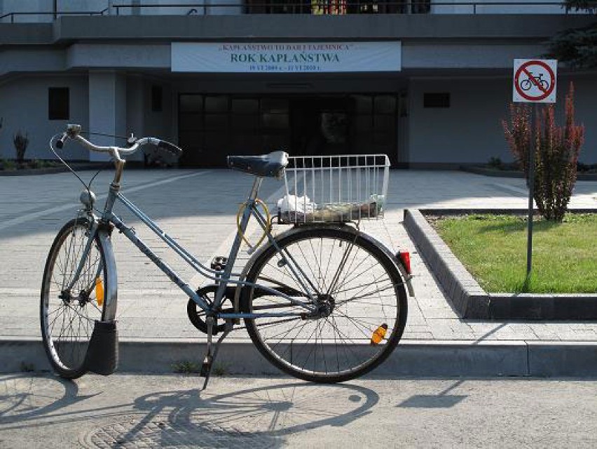 Zdjęcie dnia - zakaz jazdy rowerem pod Katedrą w Rzeszowie