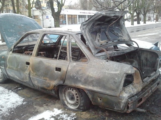 2 samochody spaliły się w nocy ze środy na czwartek. Najprawdopodobniej zostały podpalone.