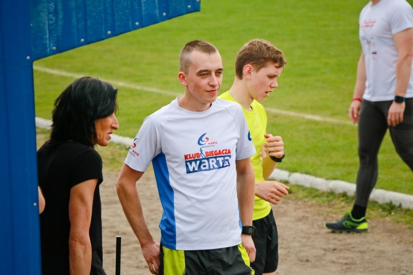 Biegacze sprawdzili formę na stadionie w Pajęcznie. Test Coopera z rekordami [FOTO]