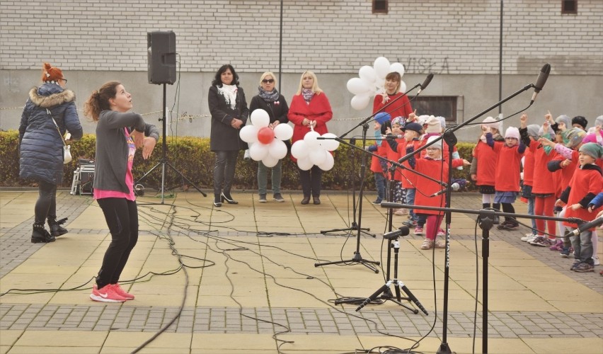 Dzieci z przedszkoli w Puławach odśpiewały Mazurek Dąbrowskiego (galeria zdjęć)