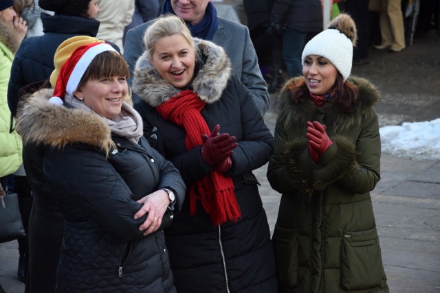 Wigilię dla mieszkańców na jarosławskim rynku od kilku lat organizuje Stowarzyszenie Przedsiębiorców Jarosławskich "Rozwój i Postęp". Zobaczcie zdjęcia z tegorocznej wigilii.

 Zobacz też: Rozpoczęcie budowy stadionu miejskiego w Jarosławiu
