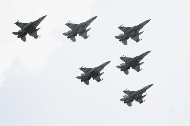 Defilada polskich samolotów F-16. Na kolejnych slajdachmaszyny, które można było podziwiać podczas ostatnich edycji pokazów Air Show w Radomiu.