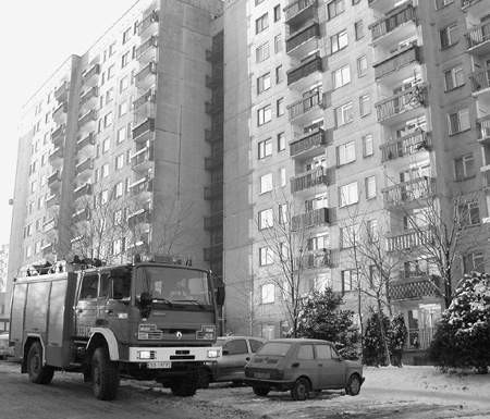 W bloku przy ulicy Sterniczej eksplodowały substancje sporządzone przez 16-letniego mieszkańca. Kilka godzin trwały oględziny miejsca wypadku.  JACEK ROJKOWSKI