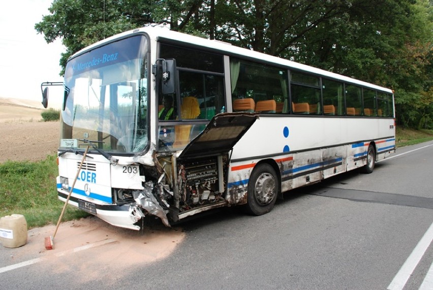 Śmiertelny wypadek w Gniszewie - kierowca zginął po zderzeniu z autobusem