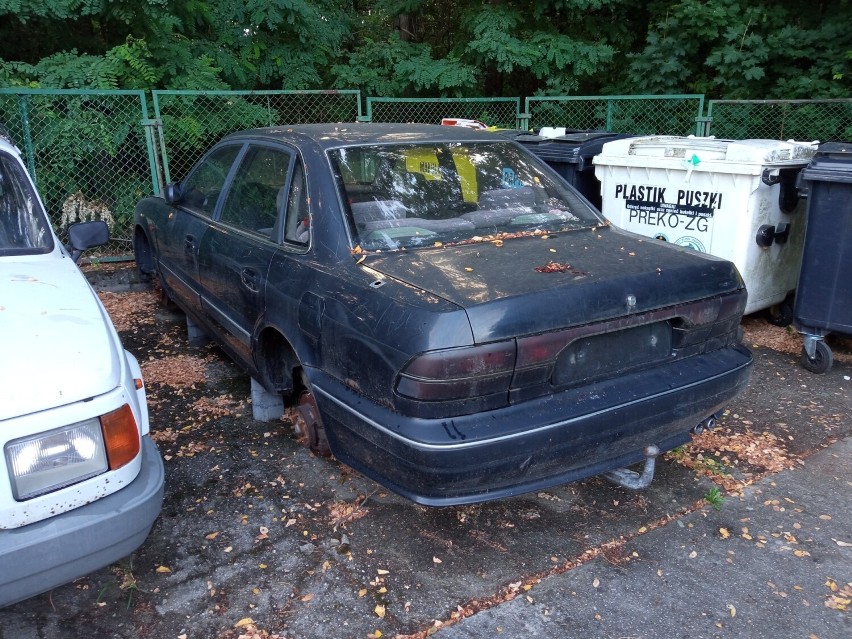 Dwa miejsca parkingowe zajęte. Samochody niszczeją coraz...