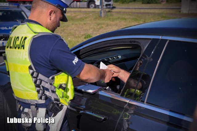 Policja przypomina, że wsiadanie za kierownicę po alkoholu zagraża bezpieczeństwu  innych, co jest szczególnie bulwersujące, gdy będąc w takim stanie, kierujący przewozi swoich najbliższych.